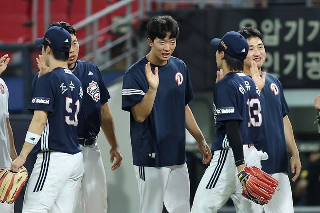 두산 베어스 최민석(가운데). /사진=두산 베어스 제공