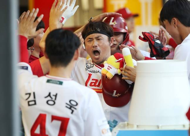 SSG 이지영(가운데)이 29일 키움전에서 2회말 역전 스리런 홈런을 날리고 동료들의 환영을 받고 있다. /사진=SSG 랜더스 제공