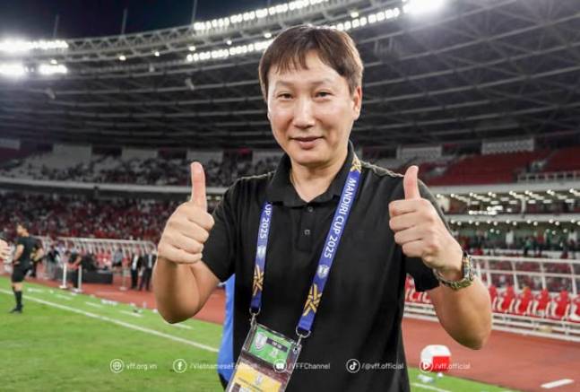 김상식 베트남 축구대표팀 감독이 29일(한국시간) 인도네시아 자카르타의 겔로라 붕 카르노 스타디움에서 열린 인도네시아와의 2025 아세안축구연맹(AFF) U-23 챔피언십 결승에서 베트남의 1-0 승리와 우승을 이끈 뒤 기념 사진을 촬영하고 있다. /사진=베트남축구협회 제공