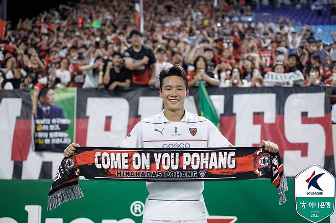 지난 27일 대구 iM뱅크파크에서 열린 대구FC전을 마친 뒤 포항 스틸러스 원정 팬들 앞에서 기념 사진을 촬영하고 있는 이태석. /사진=한국프로축구연맹 제공
