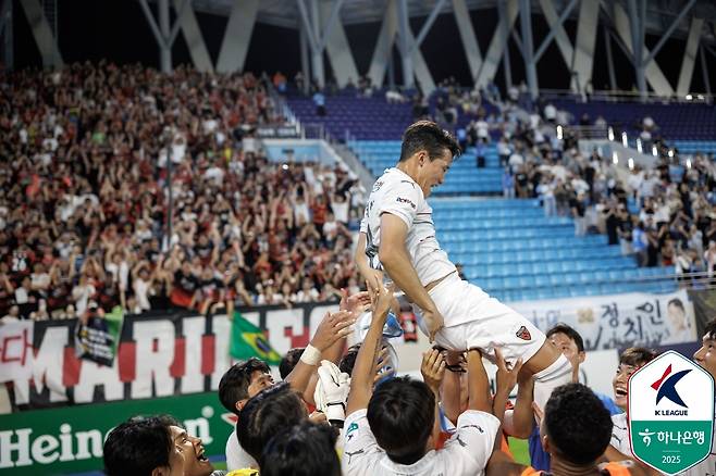 Lee Tae -seok has been rinsing from Pohang Steelers' colleagues after finishing the Daegu FC exhibition held at Daegu IM Bank Park on the 27th. /Photo = Korean Professional Football Federation Provided