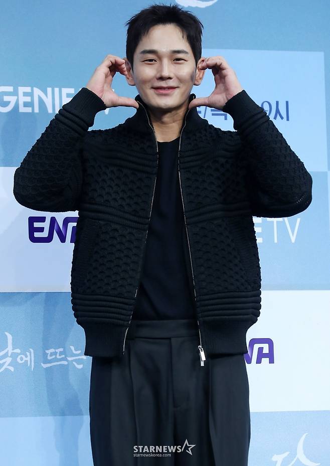 배우 온주완이 1일 오후 서울 구로구 신도림동 더 세인트웨딩에서 진행된 ENA 수목드라마 '낮에 뜨는 달' 제작발표회에 참석해 포즈를 취하고 있다.  '낮에 뜨는 달'은 사랑하는 연인에게 살해당한 뒤 시간이 멈춰버린 남자와 전생의 기억을 잃고 한없이 흘러가 버린 여자의 위험하고 애틋한 환생 로맨스다. 2023.11.01 /사진=김창현