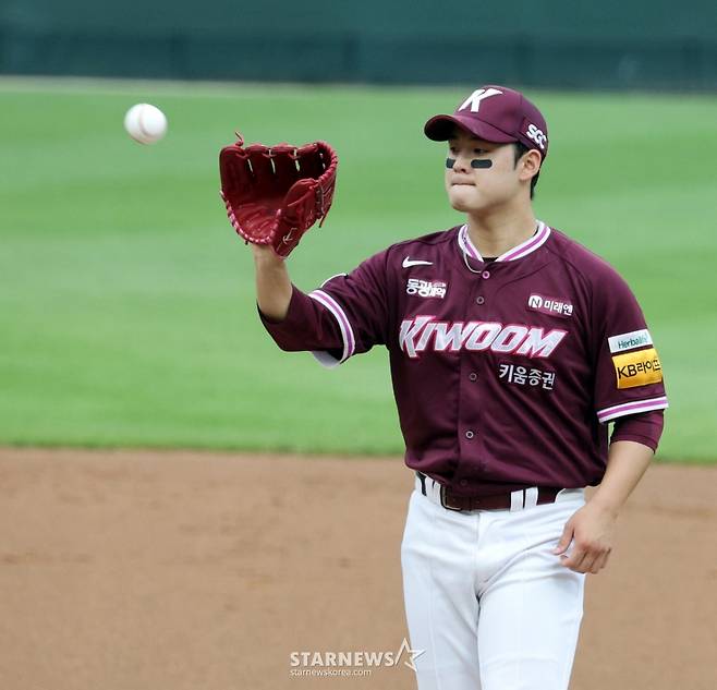 [포토]'최정에 솔로포 허용' 정현우