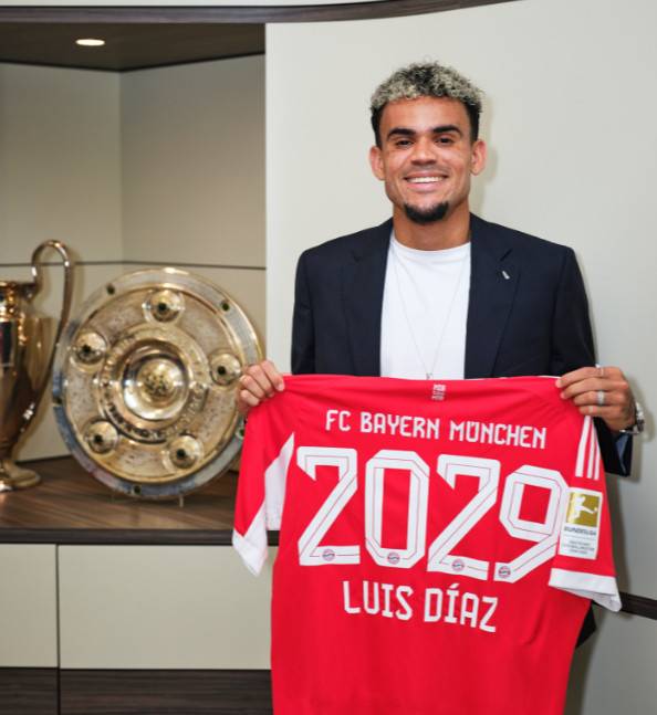 바이에른 뮌헨 유니폼을 든 루이스 디아스. /사진=바이에른 뮌헨 공식 SNS 갈무리