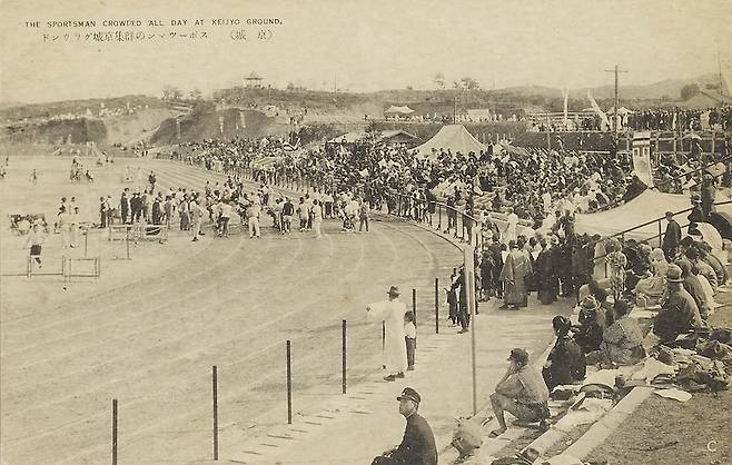 일제강점기 운동회 모습이 경성운동장 엽서에 담겨있다. [사진 | 뉴시스]