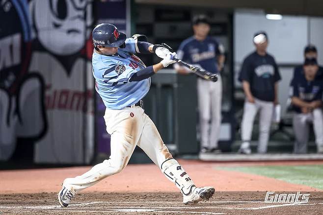 롯데 자이언츠 손호영이 29일 부산 사직야구장에서 열린 2025 신한 SOL Bank KBO리그 NC 다이노스와 홈경기에 3번타자 겸 3루수로 선발 출전해 3타수 2안타(1홈런) 3타점 2득점 1볼넷으로 맹활약했다. 롯데 자이언츠