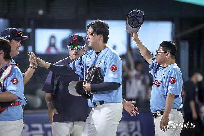 롯데 자이언츠는 29일 부산 사직야구장에서 열린 2025 신한 SOL Bank KBO리그 NC 다이노스와 홈경기에서 6-4로 승리했다. 김태형 롯데 감독은 이날 수비 상황에서 나온 결정적인 실책 3개를 두고 '연승을 이어가려 더 잘하려고 하다 보니 몇 개의 에러가 나온 거 같다. 오늘 경기를 계기로 더욱 좋아질 것'이라며 선수단을 감쌌다. 롯데 자이언츠