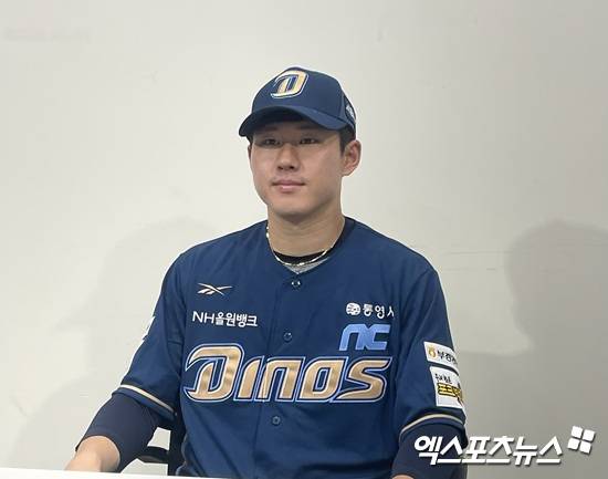 NC 다이노스로 둥지를 옮긴 최원준이 29일 부산 사직야구장에서 열린 2025 신한 SOL Bank KBO리그 롯데 자이언츠와 원정경기를 앞두고 취재진과 인터뷰에 응하고 있다. 엑스포츠뉴스 사직, 김유민 기자