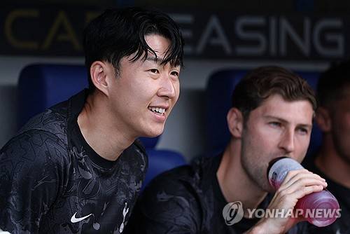 글로벌 축구매체 풋몹은 30일(한국시간) 토마스 프랑크 감독이 손흥민을 토트넘 홋스퍼에 남겨두고 그의 다재다능함을 활용하고 싶어 한다고 보도했다. 토트넘 주장 손흥민은 현재 미국 메이저리그사커(MLS)의 LA FC의 러브콜을 받고 있다. 손흥민의 이적설이 나오자 프랑크 감독은 손흥민의 중요성을 강조하면서 그의 재능을 활용하는 방법에 대해 언급했다. 연합뉴스