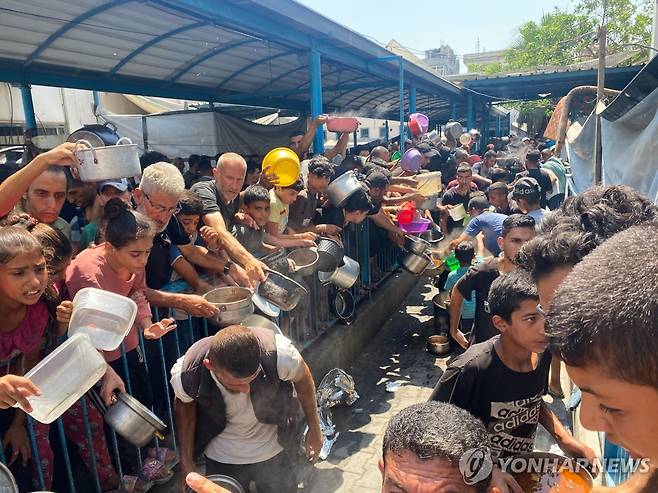 식량 배급 받으려는 가자지구 주민들 [타스 연합뉴스 자료사진 재판매 및 DB 금지]