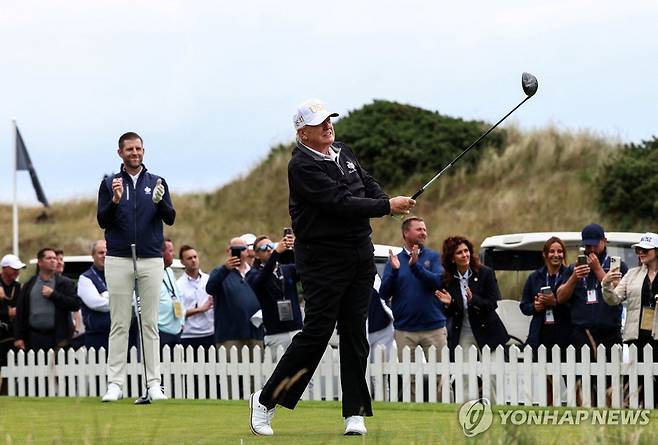 29일 스코틀랜드 애버딘 골프장에서 티오프 하는 트럼프 대통령 [로이터 연합뉴스 재판매 및 DB 금지]