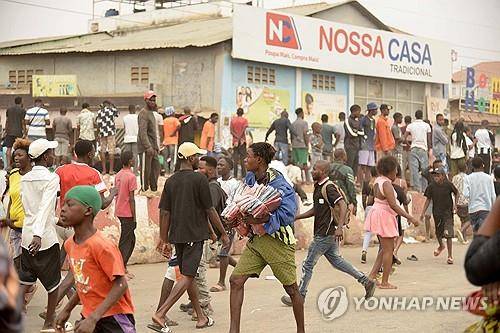 28일(현지시간) 상점 약탈 등 폭동으로 번진 앙골라 연료 가격 인상 항의 시위 [AFP=연합뉴스]