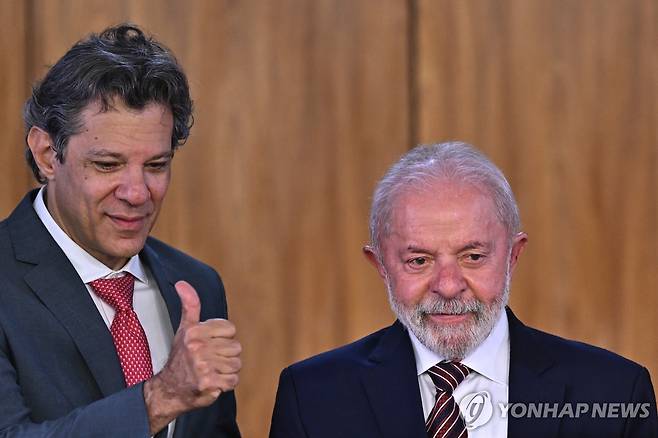 브라질 룰라 대통령(오른쪽)과 페르난두 아다지 재무장관 [브라질리아 EPA=연합뉴스. 재판매 및 DB 금지]