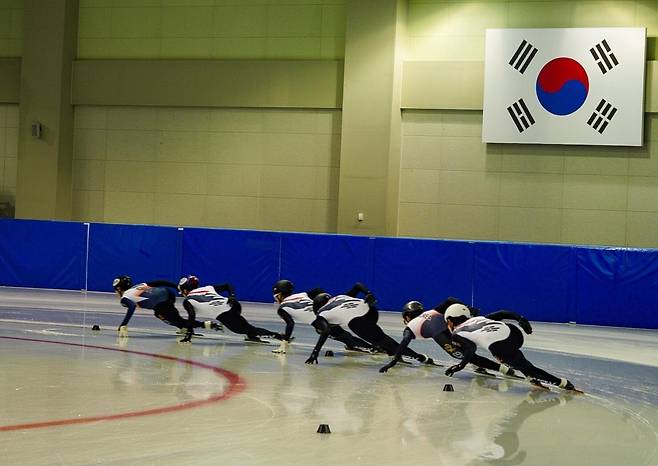 훈련 중인 한국 쇼트트랙 대표팀 (진천=연합뉴스) 이동칠 기자 = 쇼트트랙 대표팀이 29일 충북 진천선수촌 쇼트트랙 경기장에서 훈련하고 있다. 2025.7.29. chil8811@yna.co.kr