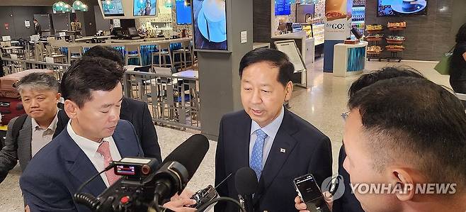 미국 도착해 취재진 만나는 구윤철 부총리 겸 기재부 장관 (워싱턴=연합뉴스) 박성민 특파원 = 구윤철 부총리 겸 기획재정부 장관이 29일(현지시간) 워싱턴DC 인근 덜레스 국제공항을 통해 미국에 입국한 뒤 취재진과 만나 인터뷰를 하고 있다. 2025.7.30 min22@yna.co.kr