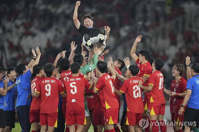 AFF U-23 챔피언십 우승 후 김상식 감독을 헹가래 치는 베트남 선수들. [AP=연합뉴스]