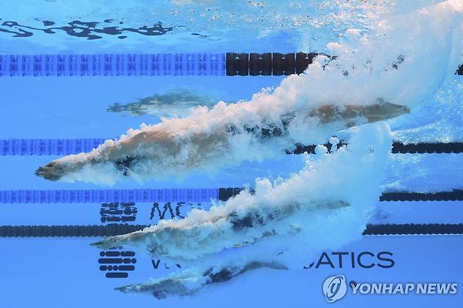 황선우(가운데)의 자유형 100ｍ 입수 [AP=연합뉴스]