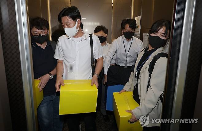 이준석 대표 자택 압수수색 마친 김건희 특검 (서울=연합뉴스) 김성민 기자 = 김건희 여사의 의혹들을 수사하는 민중기 특별검사팀 관계자들이 28일 서울 노원구 개혁신당 이준석 대표의 자택에서 압수수색을 마친 후 압수품을 옮기고 있다. 2025.7.28 [공동취재] ksm7976@yna.co.kr