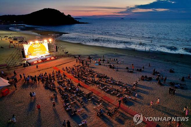 변산해수욕장 [부안군 제공]