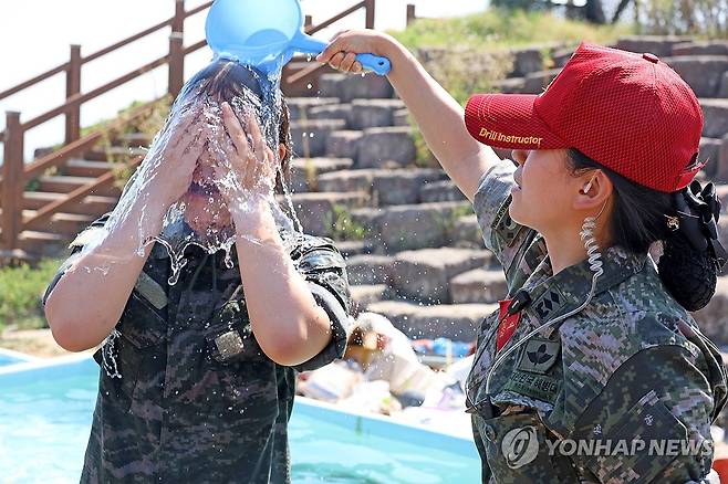 시원한 물 (포항=연합뉴스) 손대성 기자 = 30일 경북 포항시 남구 도구해수욕장 일원에서 열린 여름 해병대 캠프에서 참가자들이 훈련 도중 교관이 뿌려주는 시원한 물을 맞고 있다. 2025.7.30 sds123@yna.co.kr