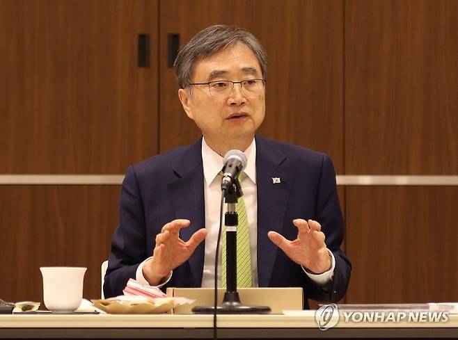 조현 외교장관 "한미, 기술 협력해야" (도쿄=연합뉴스) 박상현 특파원 = 조현 외교부 장관이 30일 도쿄 주일 한국대사관에서 열린 주일 특파원 대상 간담회에서 향후 미국과 기술 협력을 해야 한다고 말하고 있다.