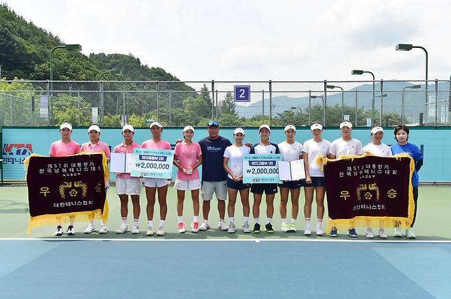 여중·여고부 동반 우승을 달성한 중앙여중과 중앙여고. [대한테니스협회 제공. 재판매 및 DB 금지]