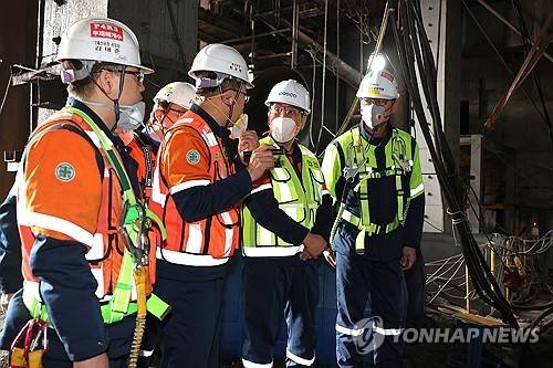 포스코그룹 장인화 회장, 현장 방문 (서울=연합뉴스) 장인화 포스코그룹 회장이 지난 3월 22일 취임 후 첫 현장방문으로 포항제철소를 방문, 4고로 개수 현장에서 직원들의 설명을 듣고 있다. 2024.3.24 [포스코홀딩스 제공. 재판매 및 DB 금지]