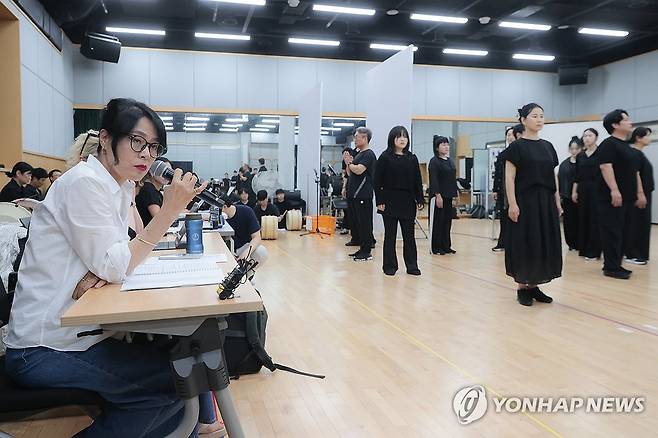'심청' 연습과정 지휘하는 요나김 연출 (서울=연합뉴스) 류효림 기자 = 요나김 연출이 30일 서울 중구 국립극장 뜰아래연습장에서 열린 국립창극단 신작 '심청' 연습실 공개 및 라운드 인터뷰에서 연습 과정을 지휘하고 있다. 2025.7.30 ryousanta@yna.co.kr