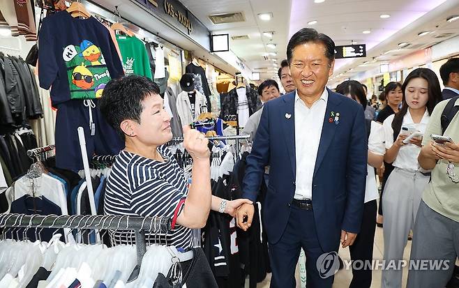 인천 찾아 지지 호소하는 민주당 정청래 당대표 후보 (인천=연합뉴스) 임순석 기자 = 더불어민주당 정청래 당대표 후보가 30일 인천 부평구 부평역지하상가를 찾아 상인들과 인사하고 있다. 2025.7.30 soonseok02@yna.co.kr