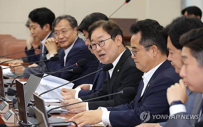 인사말 하는 박범계 의원 (서울=연합뉴스) 김주형 기자 = 30일 국회에서 열린 정무위원회 전체회의에서 더불어민주당 소속 박범계 의원(가운데)이 인사말 하고 있다. 2025.6.30 kjhpress@yna.co.kr