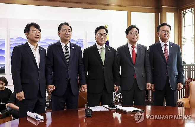 우원식 의장-여야 원내대표 회동 기념촬영 (서울=연합뉴스) 김주성 기자 = 우원식 국회의장과 더불어민주당 김병기 당 대표 직무대행 겸 원내대표, 국민의힘 송언석 비상대책위원장 겸 원내대표가 23일 서울 여의도 국회 국회의장실에서 회동을 갖고 기념 촬영하고 있다. 
    왼쪽부터 더불어민주당 문진석 원내수석부대표, 김병기 비대위원장, 우 의장, 송언석 비대위원장, 국민의힘 유상범 원내수석부대표. 2025.7.23 [공동취재] utzza@yna.co.kr