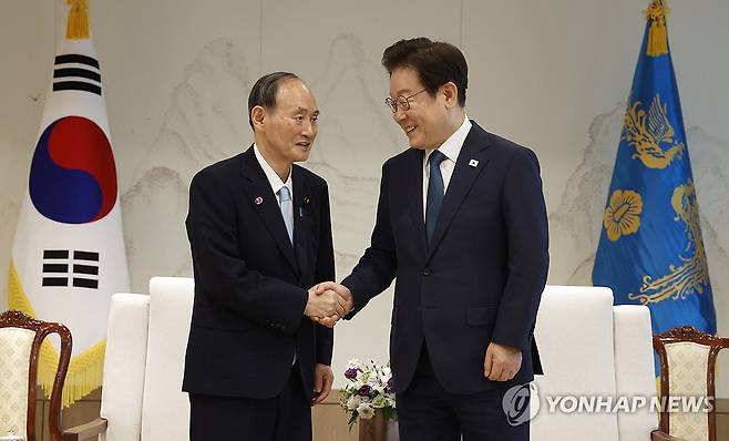 이재명 대통령, 일한의원연맹 회장 스가 전 일본 총리 접견 (서울=연합뉴스) 홍해인 기자 = 이재명 대통령이 30일 서울 용산 대통령실 청사에서 일한의원연맹 회장인 스가 요시히데 전 일본 총리를 접견하며 인사하고 있다. 2025.7.30 [대통령실통신사진기자단] hihong@yna.co.kr