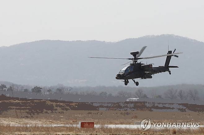 아파치 공격헬기 (서울=연합뉴스) 육군항공사령부가 2025년 FS/TIGER의 일환으로 동부전선과 서해상에서 각각 아파치 공격헬기의 장거리 전술 및 해상 편대비행을 실시했다고 13일 밝혔다. 사진은 아파치 공격헬기가 작전을 위해 이륙하고 있는 모습. 2025.3.13 [육군 제공. 재판매 및 DB 금지] photo@yna.co.kr
