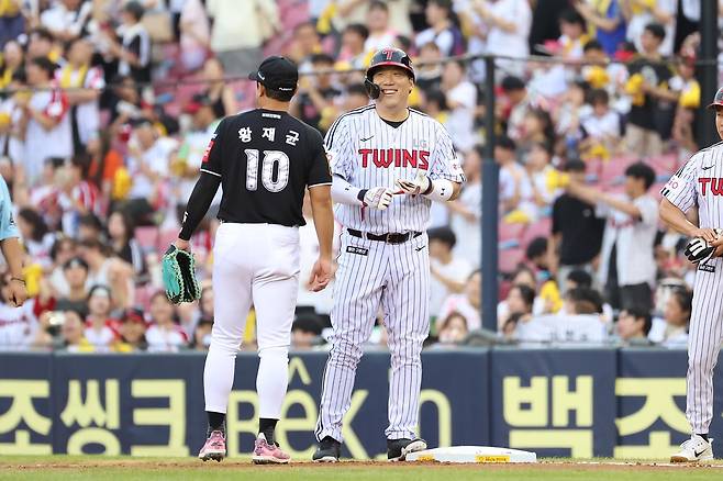 안타를 때리고 출루한 LG의 김현수(오른쪽) [LG 트윈스 제공. 재판매 및 DB 금지]