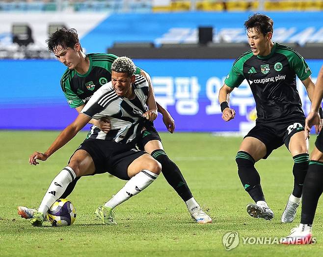 실전같은 친선경기 (수원=연합뉴스) 류영석 기자 = 30일 수원월드컵경기장에서 열린 2025 쿠팡플레이 시리즈 팀 K리그와 뉴캐슬 유나이티드의 경기.
    뉴캐슬 빌 오수라가 K리그 변준수에게 파울을 당하고 있다. 2025.7.30 ondol@yna.co.kr