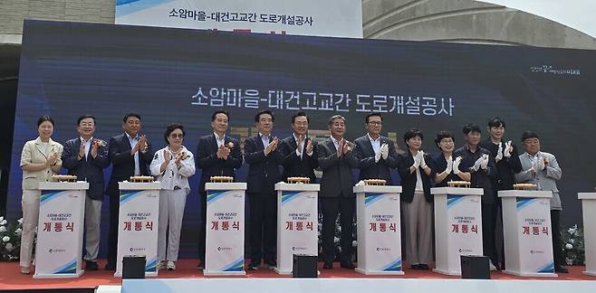 ▲ 인천 연수구에서 하병필 시 행정부시장과 정해권 인천시의회 의장, 이재호 연수구청장, 정일영 국회의원 등이 참석한 가운데 소암마을~대건고교 구간 도로 개통식이 진행되고 있다. /사진제공=인천시