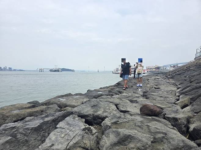 ▲ 31일 바다를 가까이서 볼 수 있는 인천 중구 월미도 친수공간에 관광객들이 길을 걷고 있다.