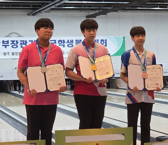 31일 강원 소재 볼링장에서 폐막한 제36회 문화체육관광부장관기 전국학생볼링대회서 3관왕을 차지한 김민재(사진 가운데·성남 하탑중)가 시상식서 기념사진을 찍고 있다. 사진=하탑중학교