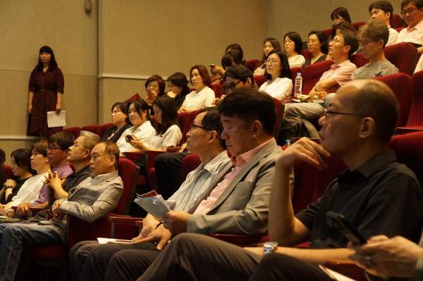 오늘(31일) 인천도시역사관에서 열린 '인천시립미술관 사전프로젝트' 연구세미나에 참석한 지역 미술계 관계자들이 향우 인천시립미술관 운영 방향성에 대해 의견들을 듣고 있다. 2025.7.31 [사진 = 이장원 기자]