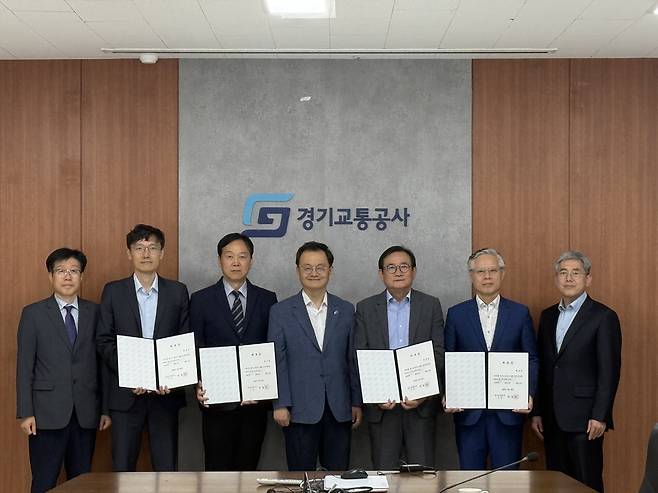 민경선(가운데) 사장을 비롯한 경기교통공사 관계자들이 ESG 경영 실행 확산을 위한 '지속가능경영보고서'를 발간 후 기념촬영을 했다.