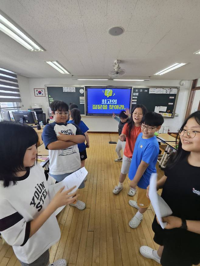 질문 전략 활동 중인 대전유천초 학생들.