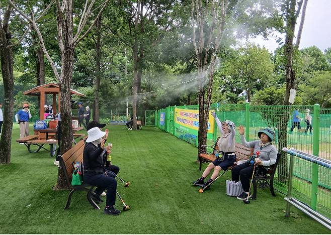 광주시체육힉 31일 연일 이어지는 폭염속에서 시민들이 쾌적하게 체육활동을 할 수 있도록 체육시설 환경개선을 하고 있다. 사진은 첨단 대상파크골프장에서 쿨링포그를 맞고 있는 동호인들./광주시체육회 제공