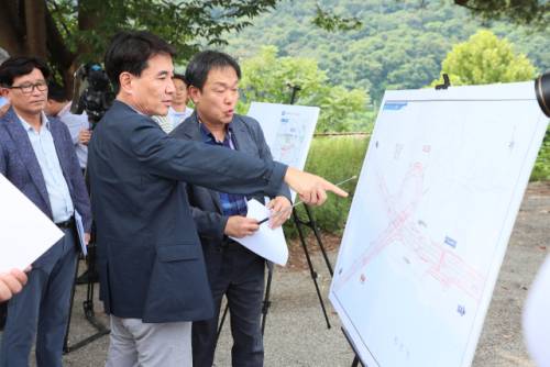 ◇김진태 강원특별자치도지사가 30일 ‘제2경춘국도’ 예정지인 춘천시 서면 안보리 공사 예정지를 찾아 도 및 원주지방국토관리청 관계자들과 함께 노선 및 사업 현황 등에 대해 살피고 있다.