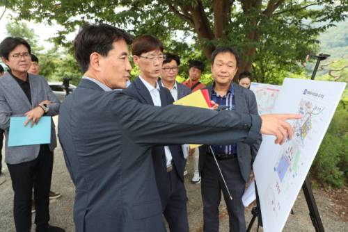 ◇김진태 강원특별자치도지사가 30일 ‘제2경춘국도’ 예정지인 춘천시 서면 안보리 공사 예정지를 찾아 도 및 원주지방국토관리청 관계자들과 함께 노선 및 사업 현황 등에 대해 살피고 있다.