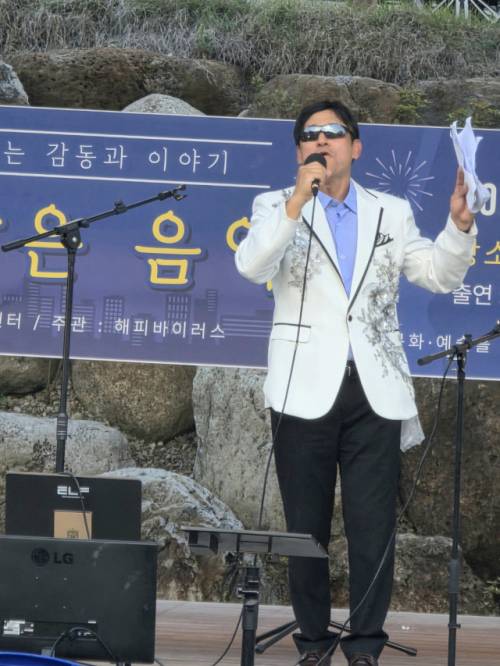 행사 MC를 맡은 초대가수 이대열이 열창하고 있다.