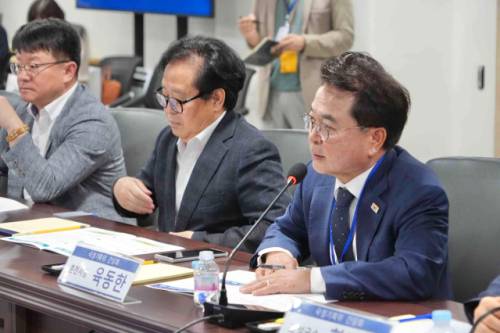 ◇더불어민주당 국정기획위에서 활동중인 허영(춘천 갑) 국회의원과 김도균 강원도당위원장(외교안보분과 자문위원)은 31일 정부서울청사에서 강원지역 여당 시장·군수들을 초청해