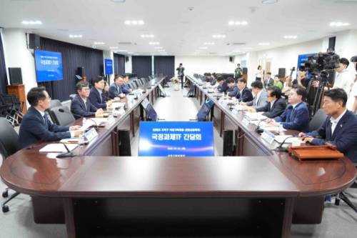 ◇더불어민주당 국정기획위에서 활동중인 허영(춘천 갑) 국회의원과 김도균 강원도당위원장(외교안보분과 자문위원)은 31일 정부서울청사에서 강원지역 여당 시장·군수들을 초청해