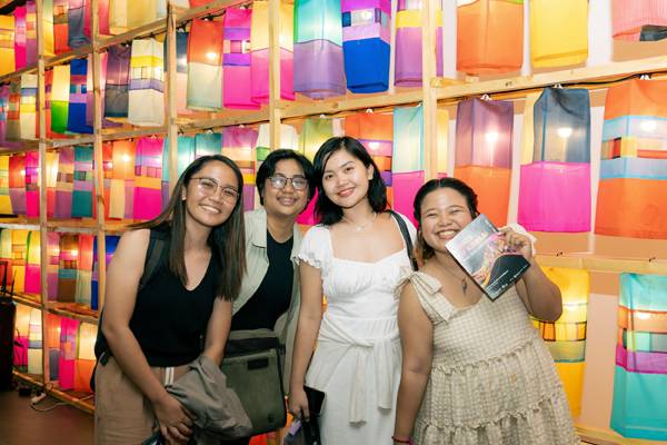 지난 5월 23일부터 지난달 31일까지 주필리핀 한국문화원 전시장에서 열린 '한국의 빛-진주실크등' 필리핀 전시장에서 관람객들이 기념촬영을 하고 있다. / 진주시