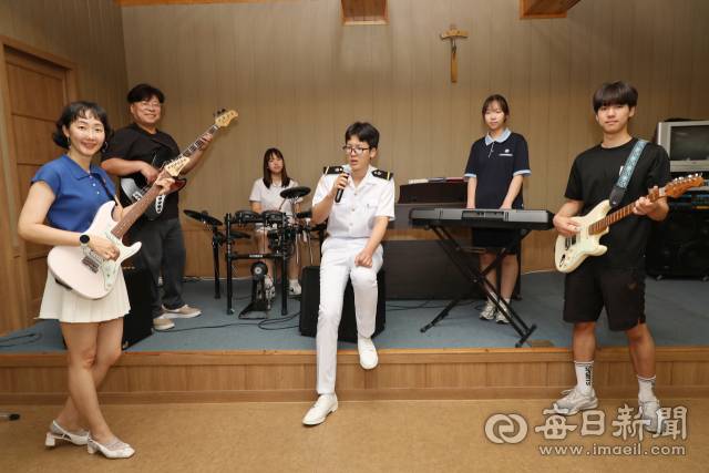 아빠 조광형 씨는 베이스 기타, 엄마 유미원 씨는 일렉 기타, 첫째 유비는 보컬, 둘째 유신은 일렉 기타, 셋째 유주는 드럼, 넷째 유온은 피아노를 치며 온가족이 음악 활동을 하고 있다. 정운철 기자 woon@imaeil.com