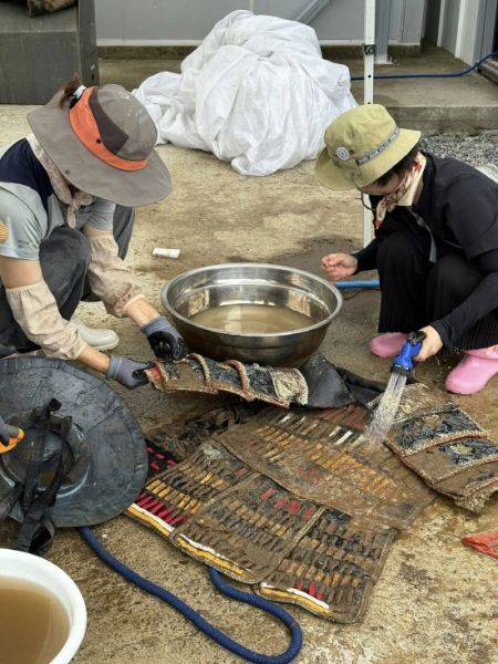 마당극 소품 세척 모습. 사진=극단 큰들